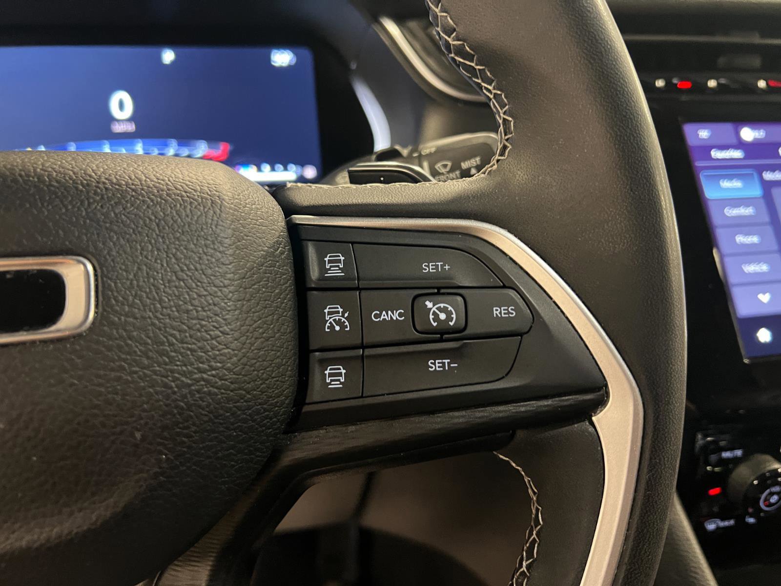 Used 2023 Jeep Grand Cherokee Laredo image 14