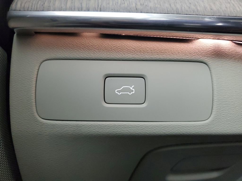 Certified 2024 Volvo XC90 B6 Ultimate w/ Protection Package Premier image 38