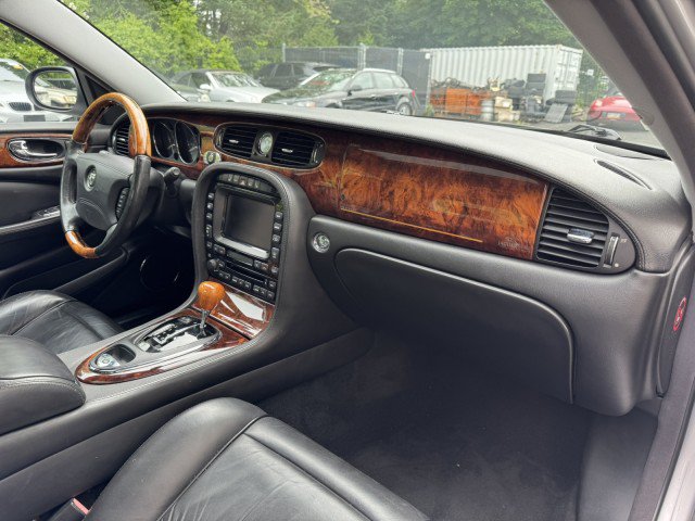 Used 2005 Jaguar XJ Vanden Plas Super V8 RWD image 35