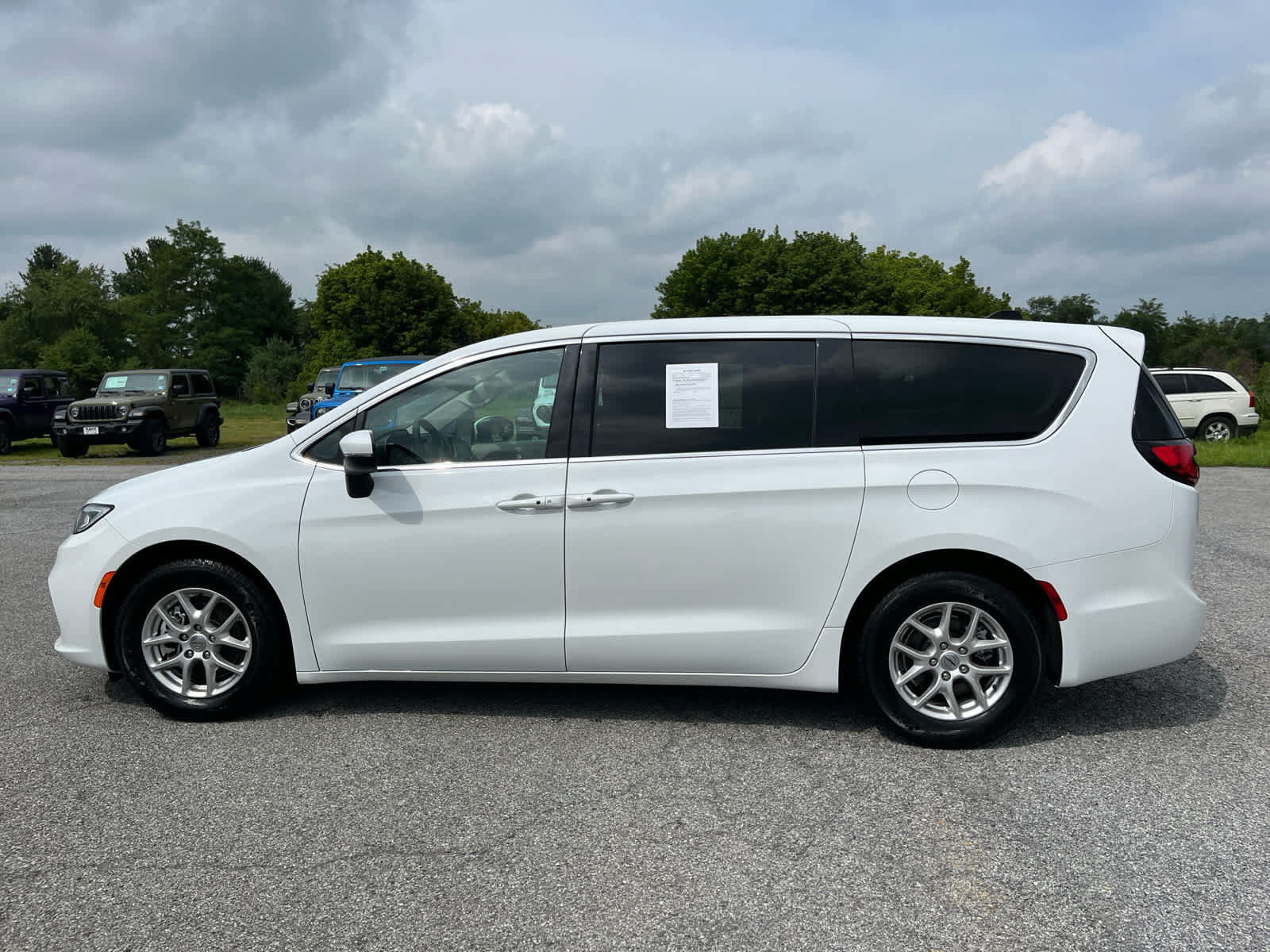 Used 2023 Chrysler Pacifica Touring-L FWD image 6