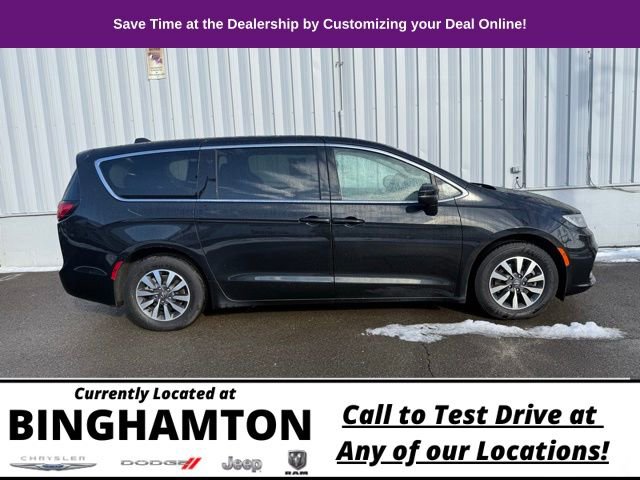 Used 2023 Chrysler Pacifica Touring-L image 5