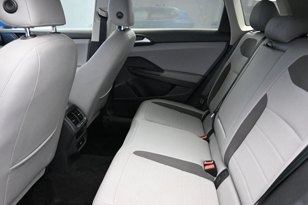 Used 2023 Volkswagen Taos SE w/ Panoramic Sunroof Package FWD image 10