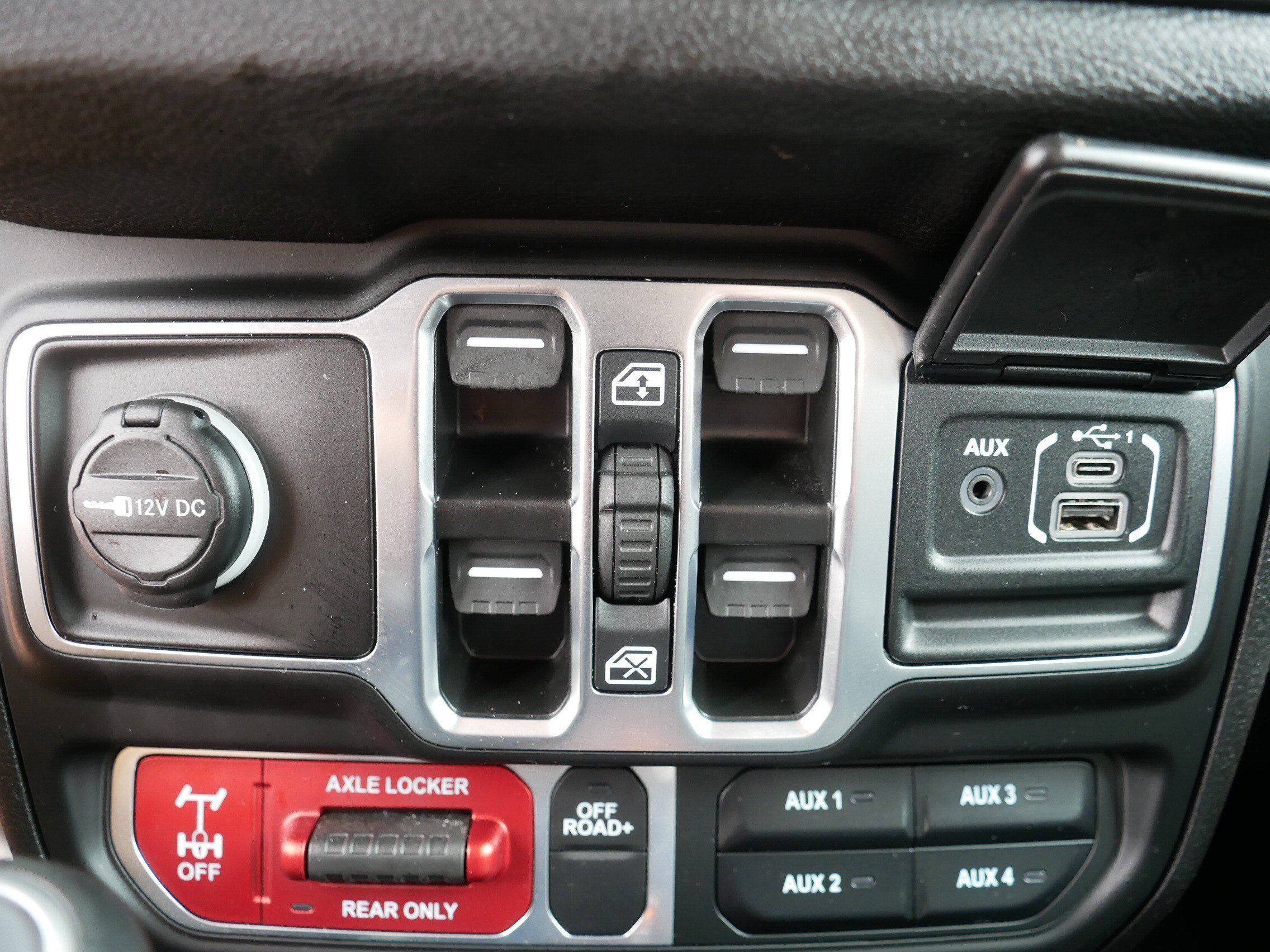 Used 2025 Jeep Gladiator Mojave AWD/4WD image 31