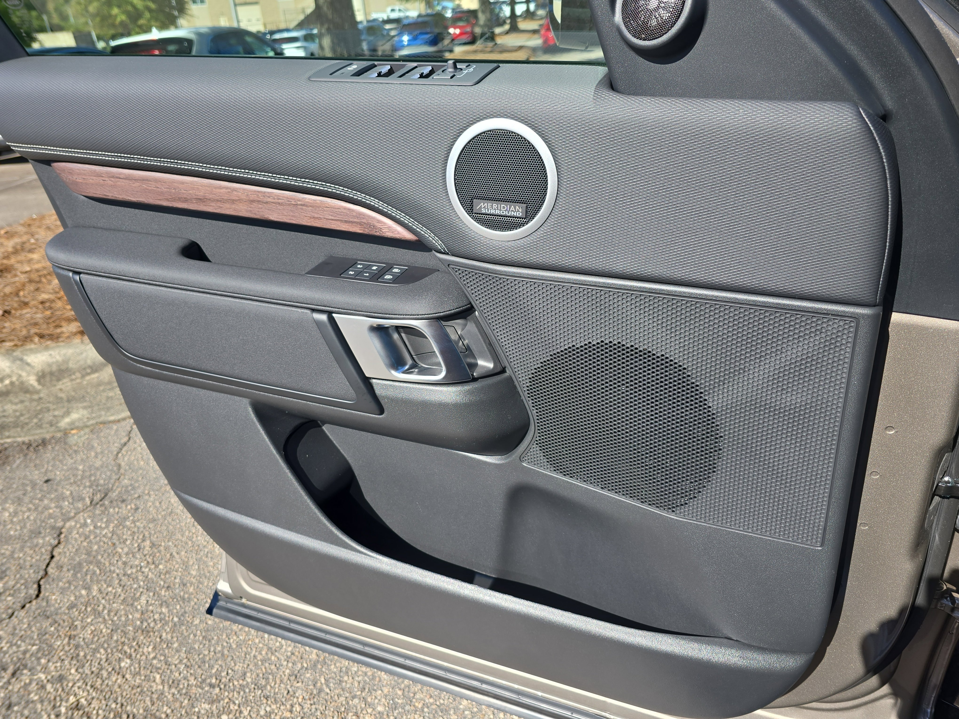 New 2026 Land Rover Discovery Dynamic SE image 26