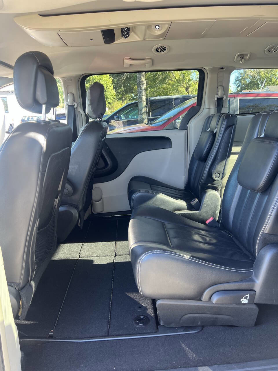 Used 2013 Chrysler Town & Country Touring image 18