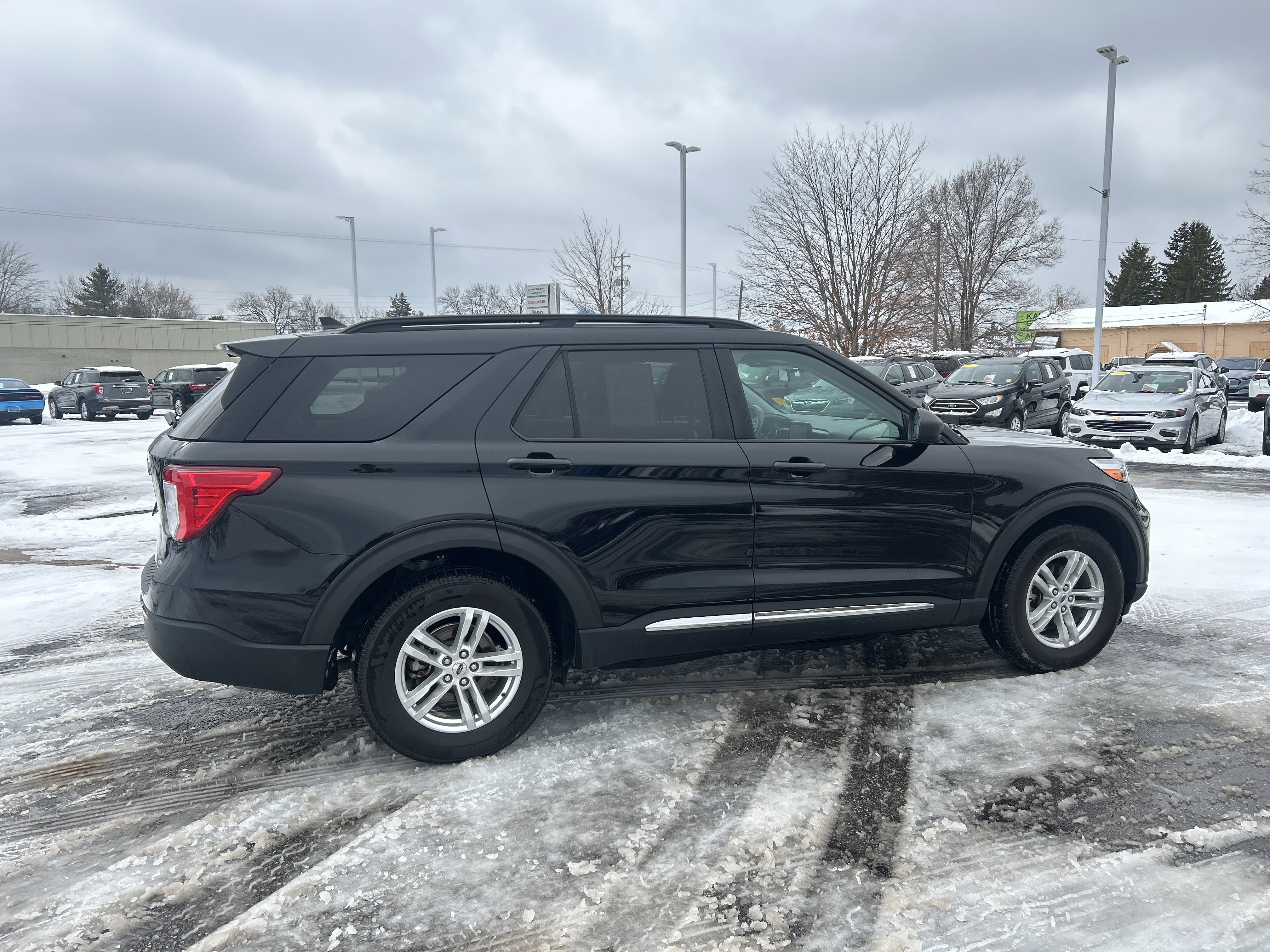 Used 2022 Ford Explorer XLT image 3