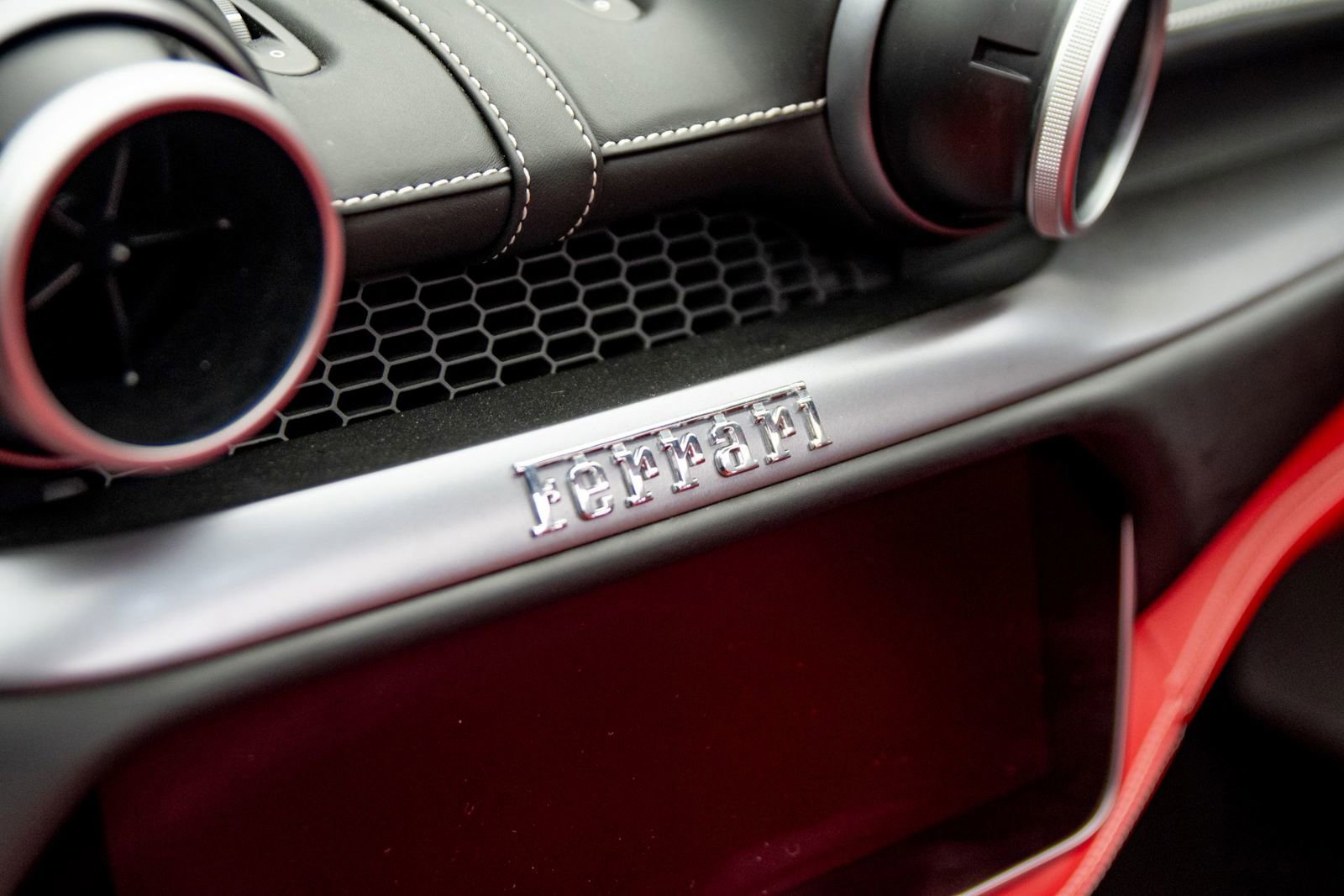 Used 2019 Ferrari Portofino RWD image 32