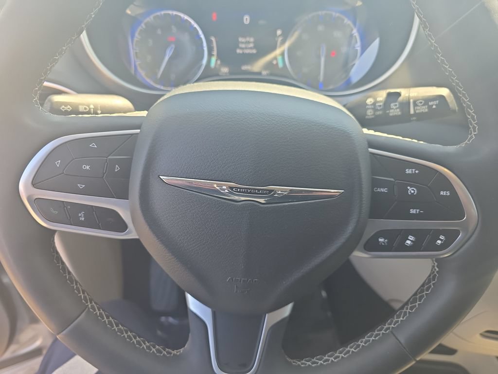 Used 2024 Chrysler Pacifica Touring-L FWD image 13