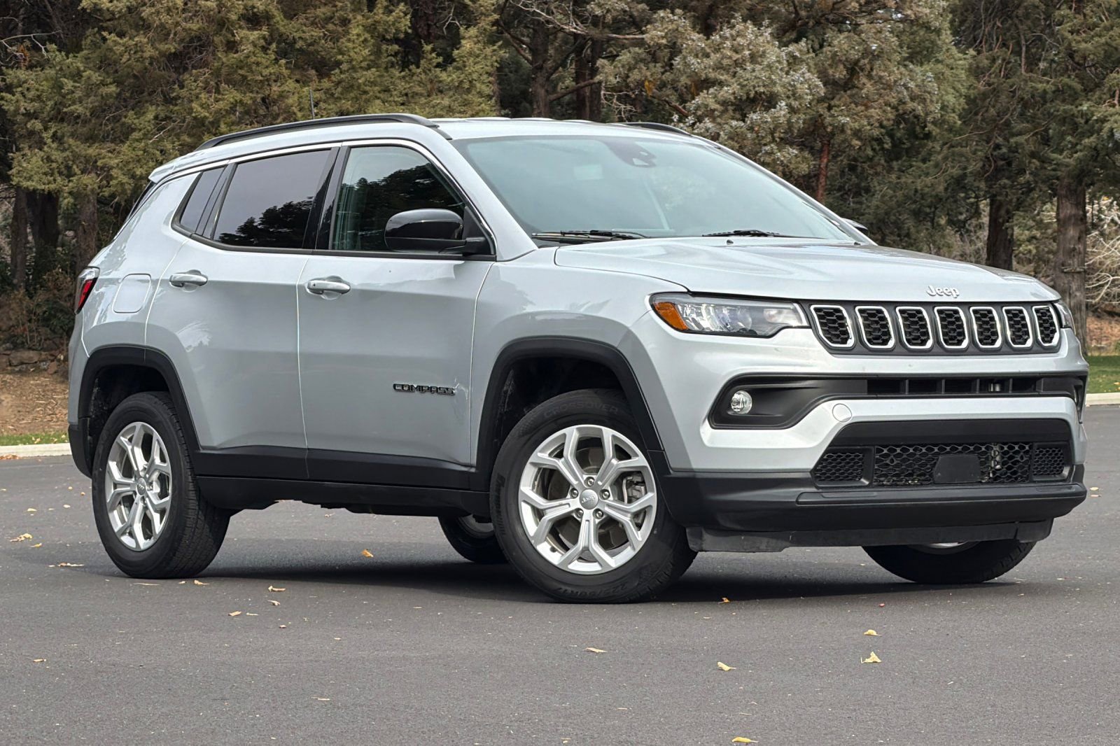 Used 2024 Jeep Compass Latitude image 2