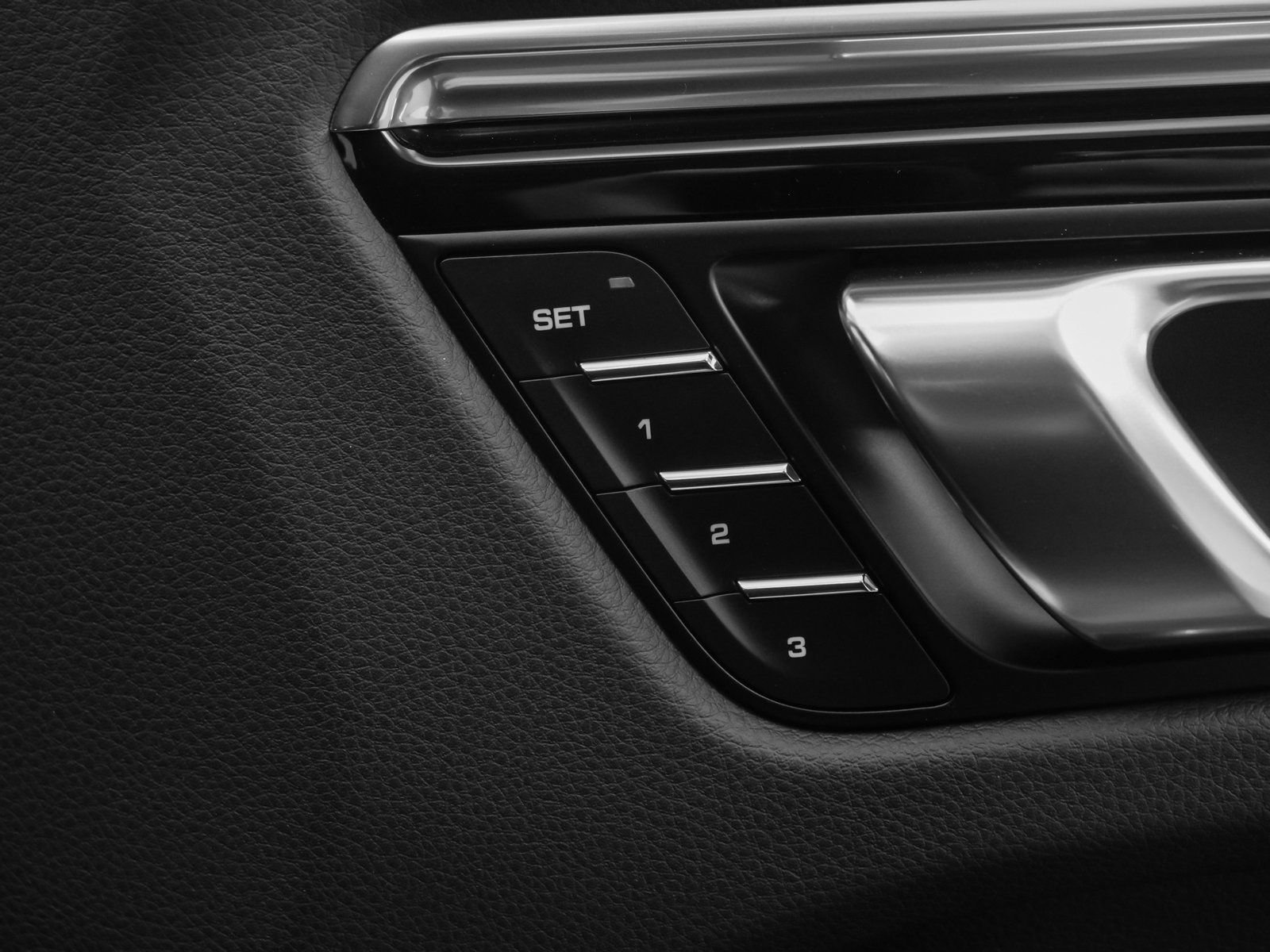 Certified 2025 Porsche Macan AWD/4WD image 20