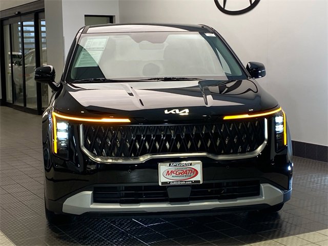 Used 2025 Kia Carnival image 2