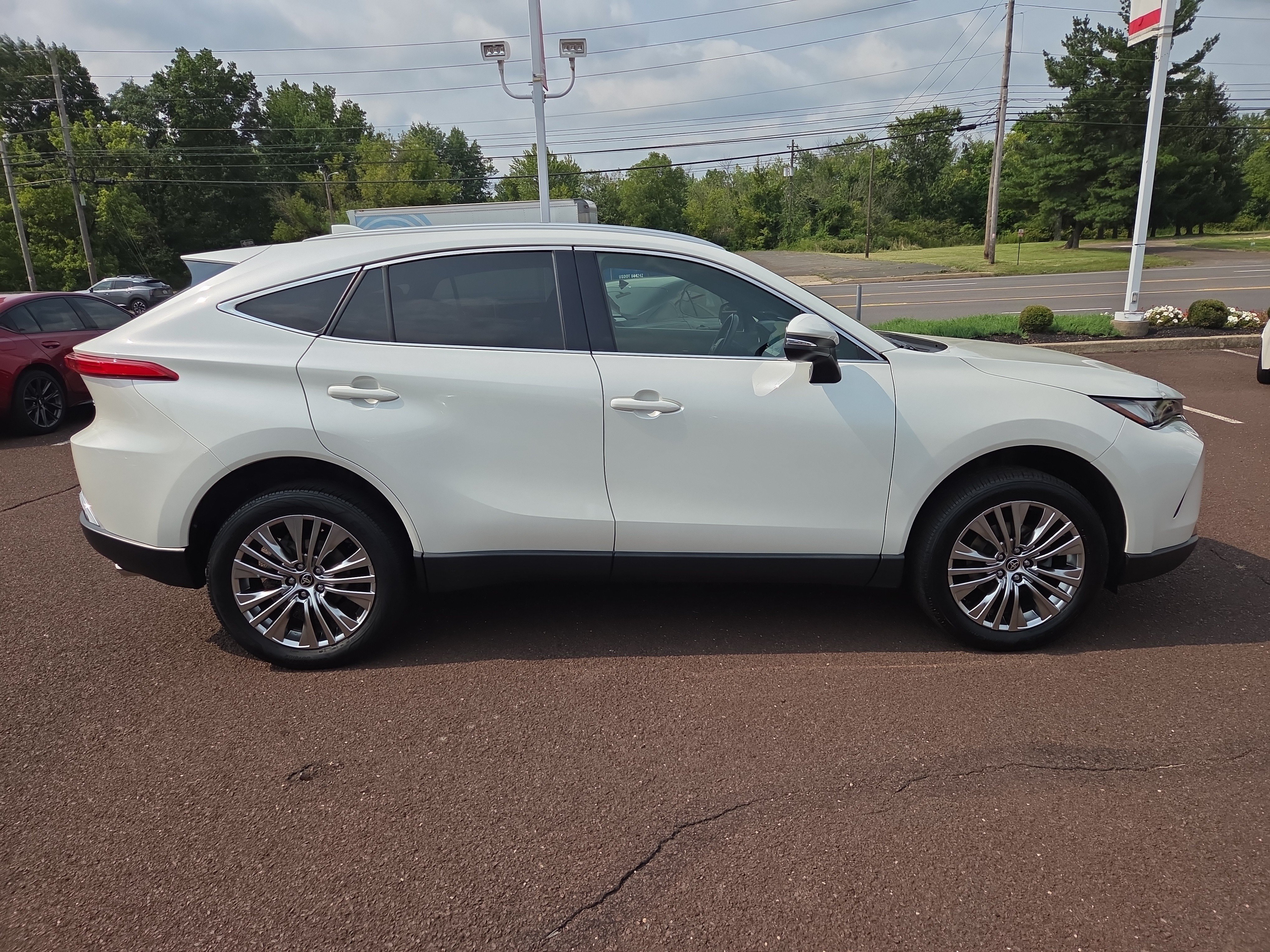 Certified 2022 Toyota Venza XLE AWD/4WD image 2