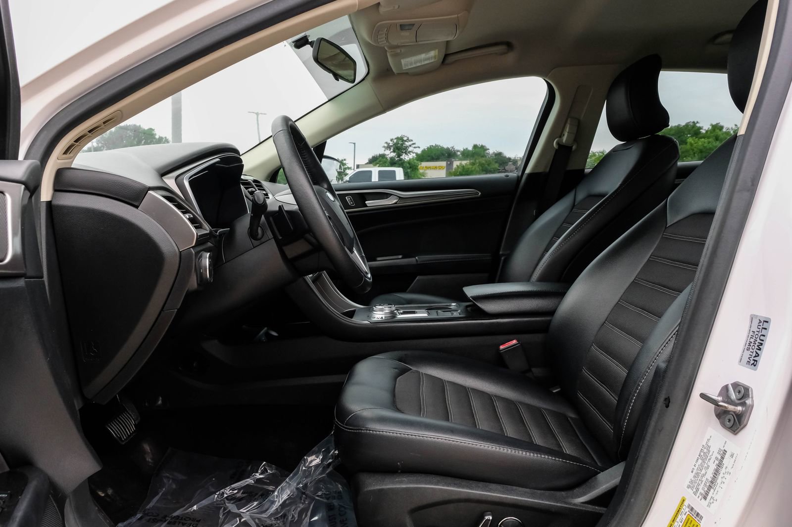 Used 2017 Ford Fusion SE w/ Equipment Group 201A FWD image 4