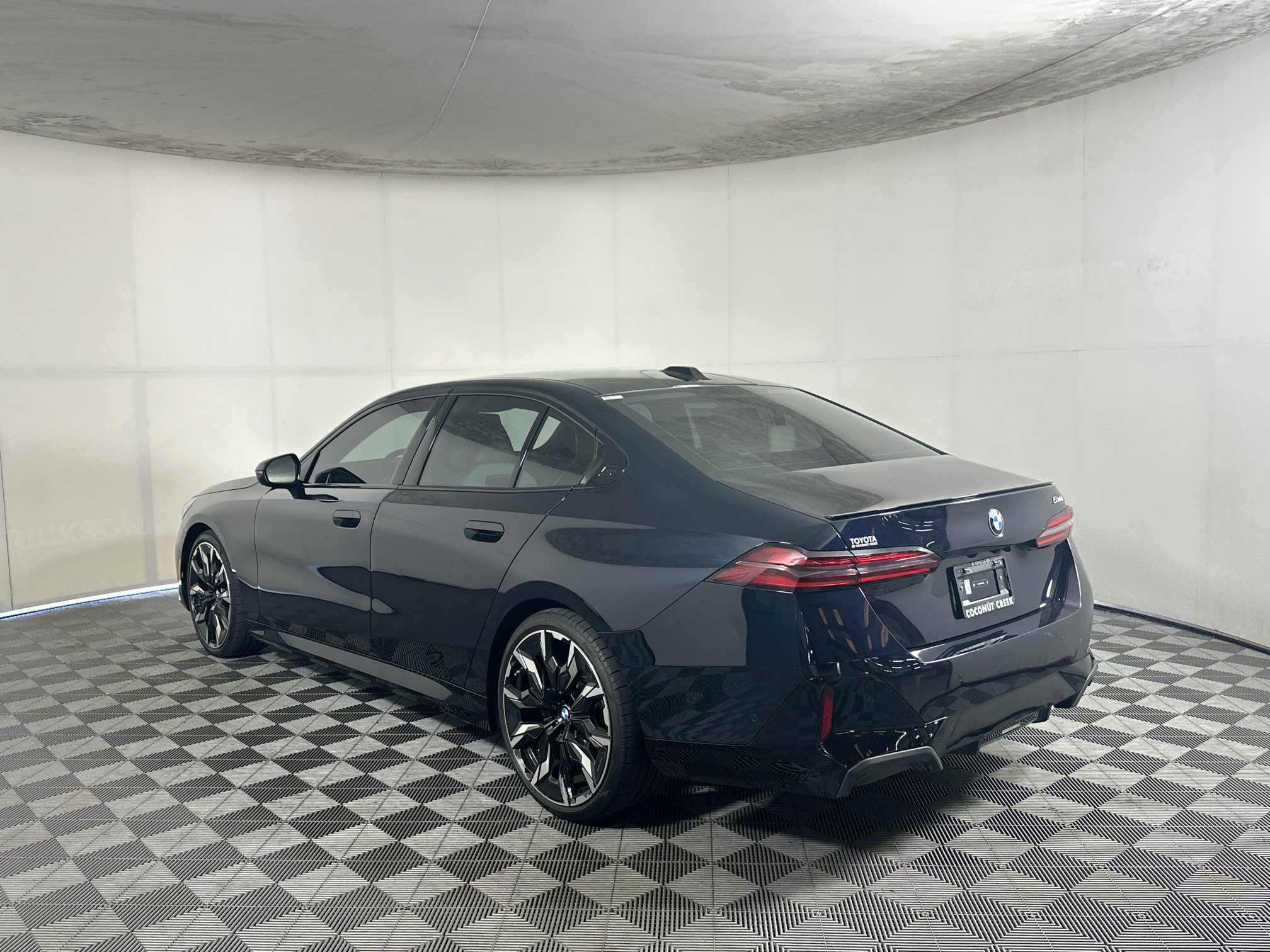 Used 2025 BMW 530i w/ M Sport Package RWD image 5