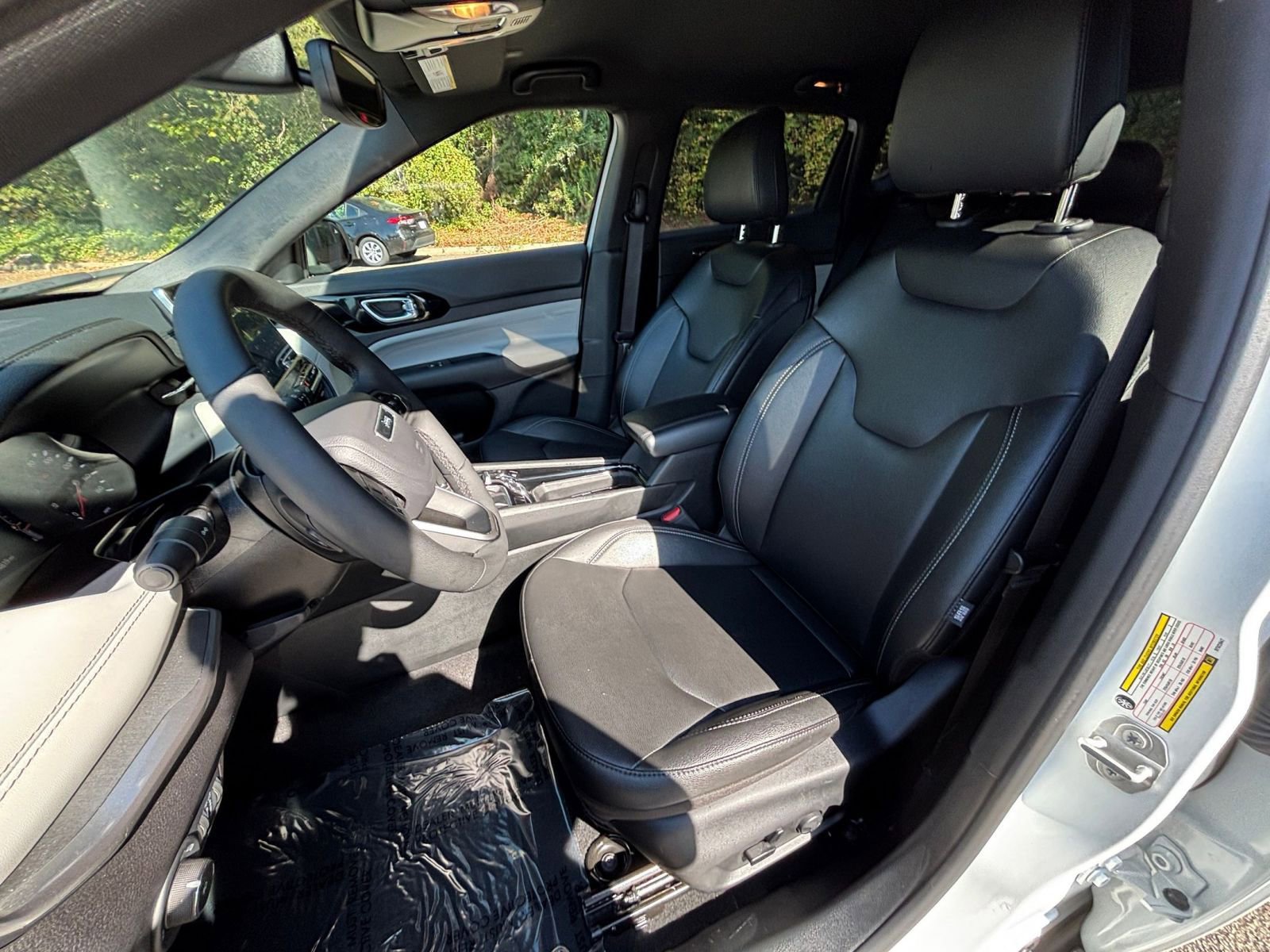 Used 2025 Jeep Compass Limited image 36