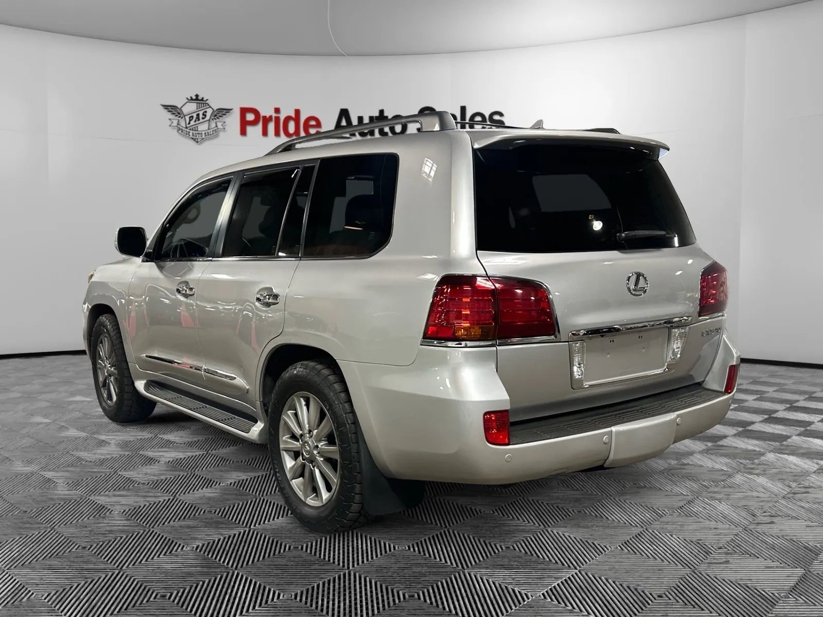 Used 2011 Lexus LX 570 4WD w/ Luxury Pkg image 5