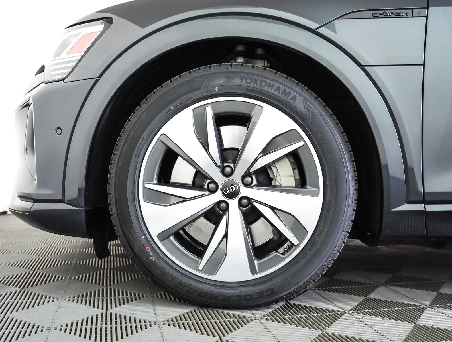 Used 2024 Audi Q8 e-tron Premium Plus w/ Premium Plus Package image 6