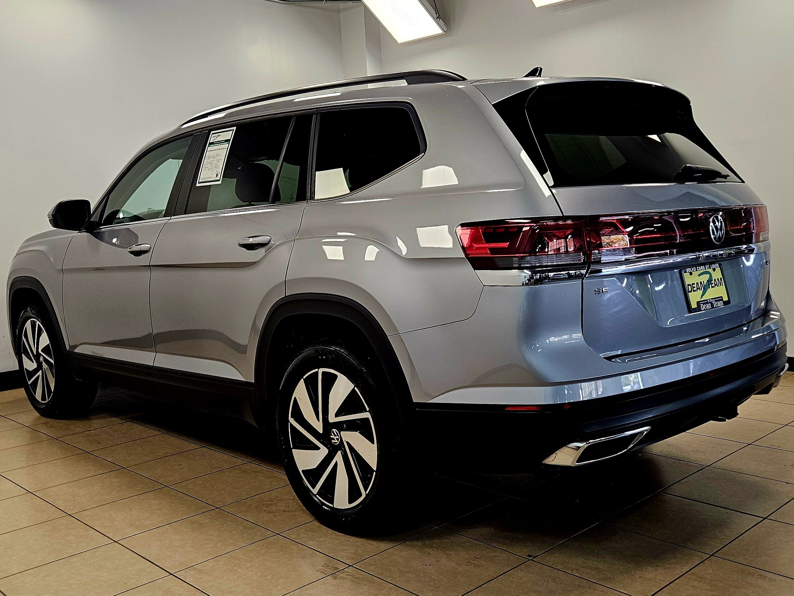 Used 2024 Volkswagen Atlas SE AWD/4WD image 4