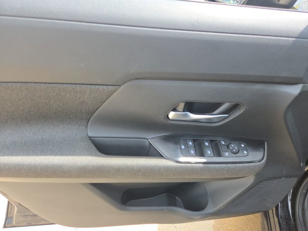 Used 2025 Nissan Kicks SV FWD image 16