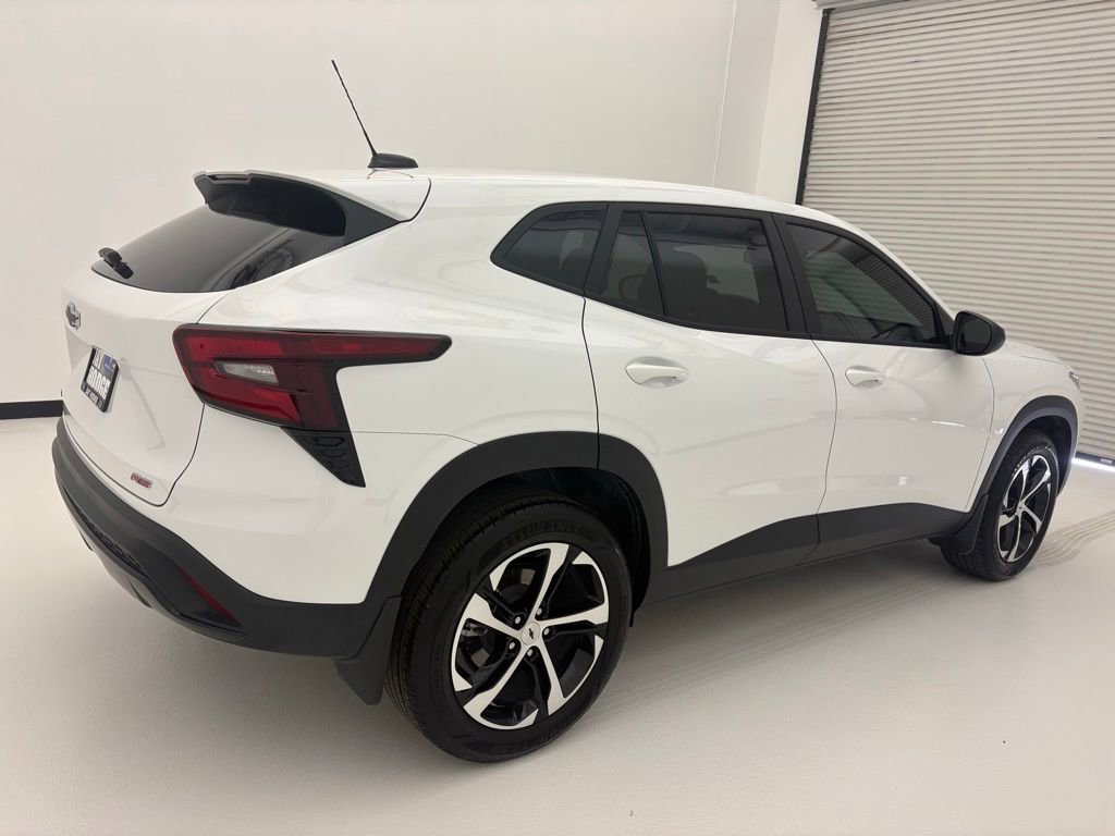 Certified 2025 Chevrolet Trax RS FWD image 19