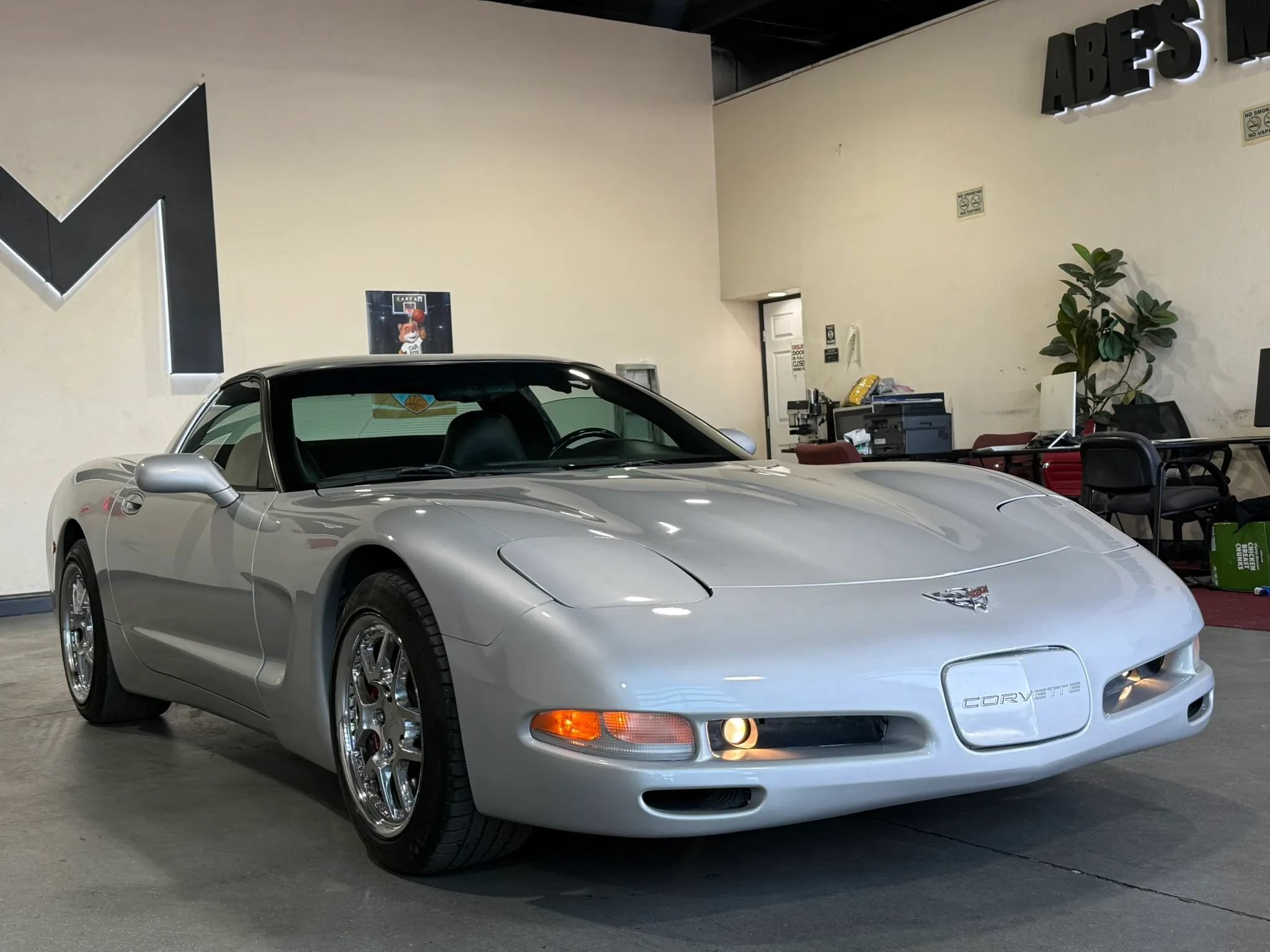 Used 1998 Chevrolet Corvette Coupe RWD image 3