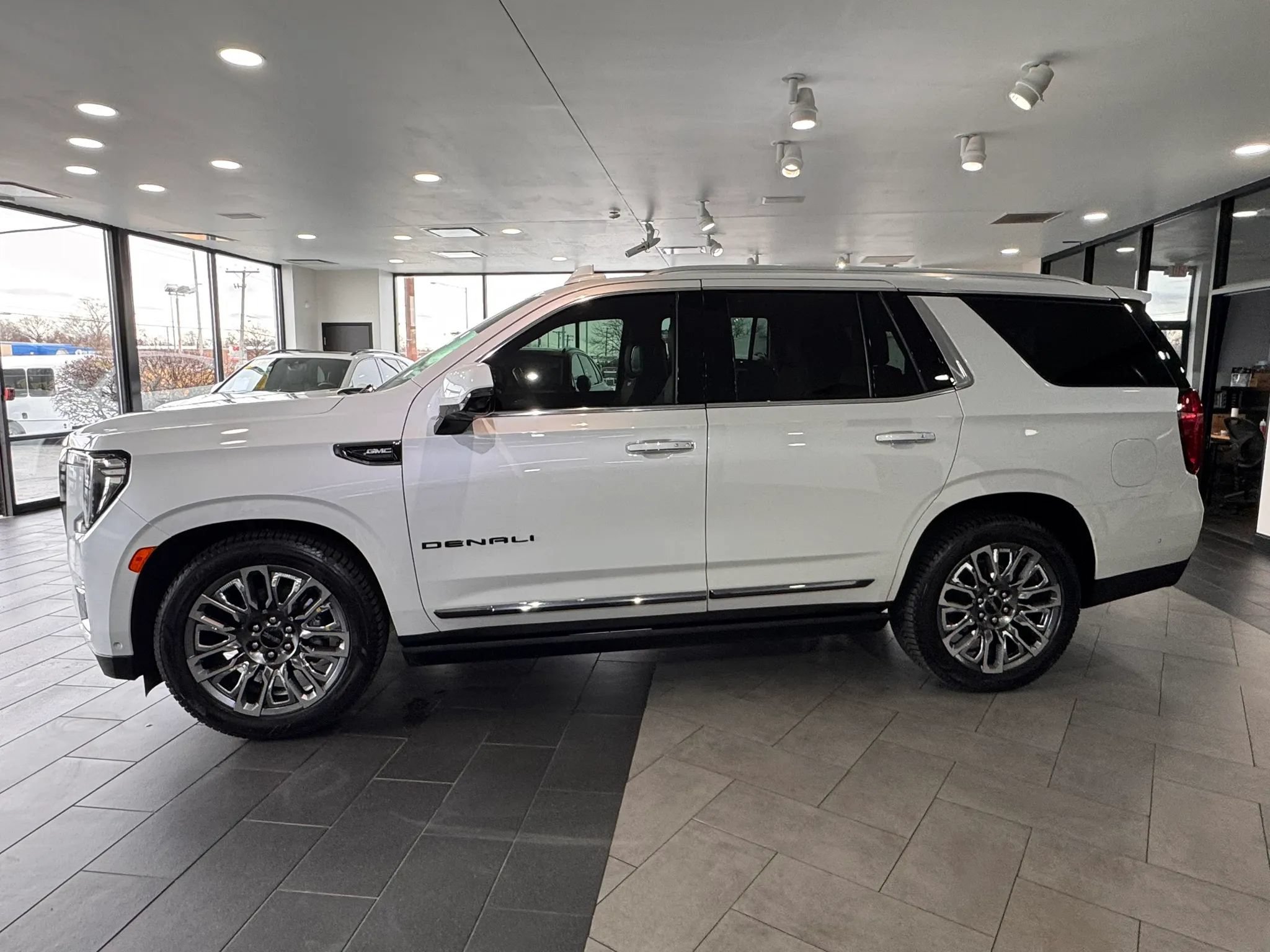 Used 2023 GMC Yukon Denali Ultimate AWD/4WD image 2