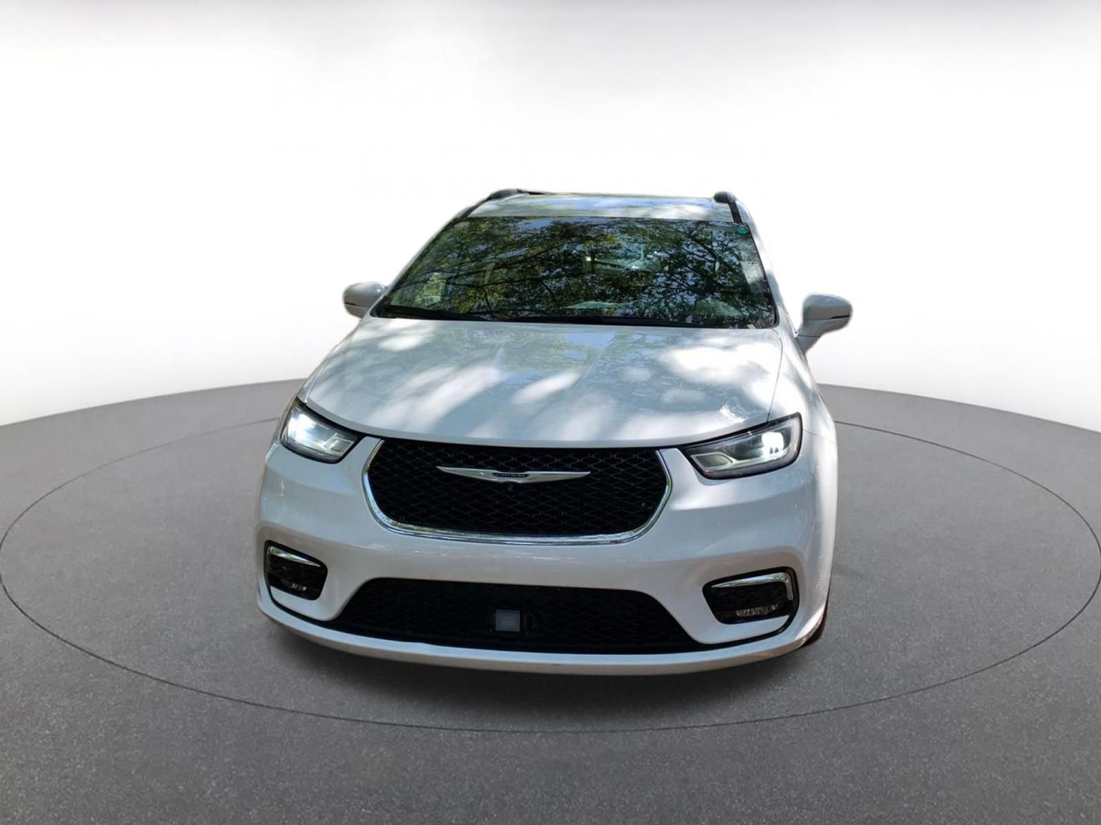 Used 2022 Chrysler Pacifica Touring-L w/ Uconnect Theater Family Group image 2