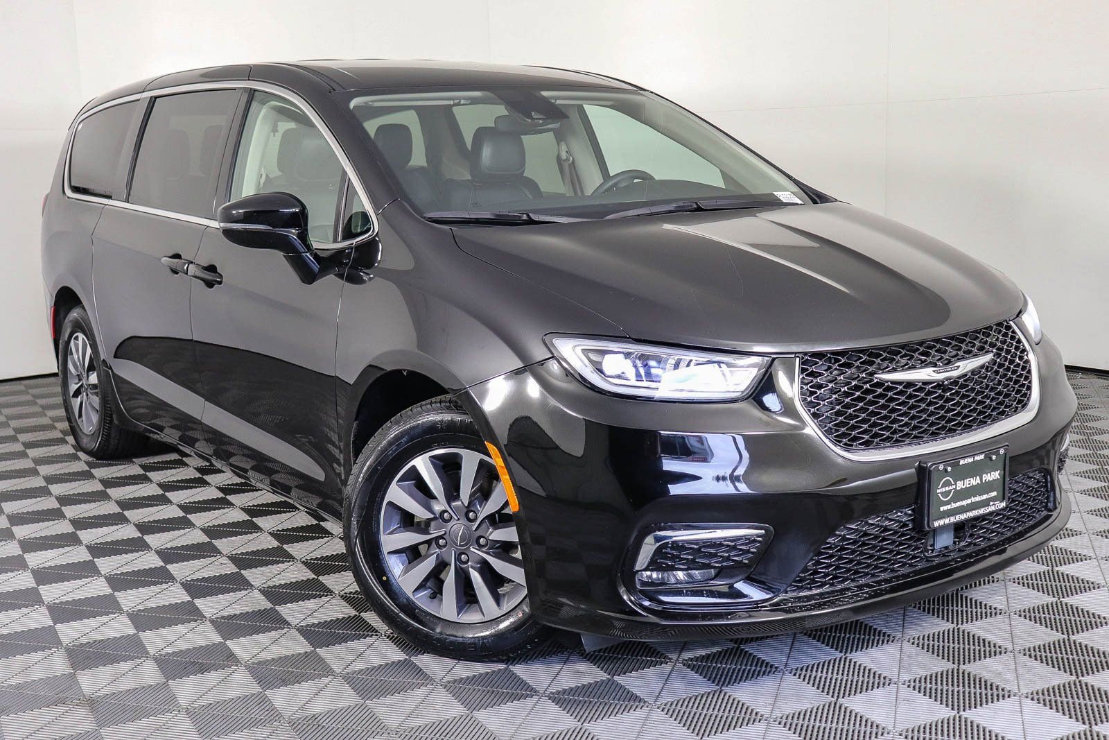 Used 2024 Chrysler Pacifica Select image 1