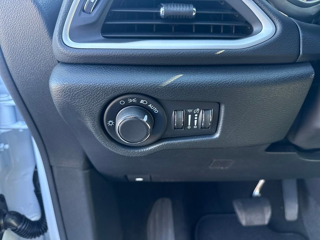 New 2026 Chrysler Voyager LX image 13