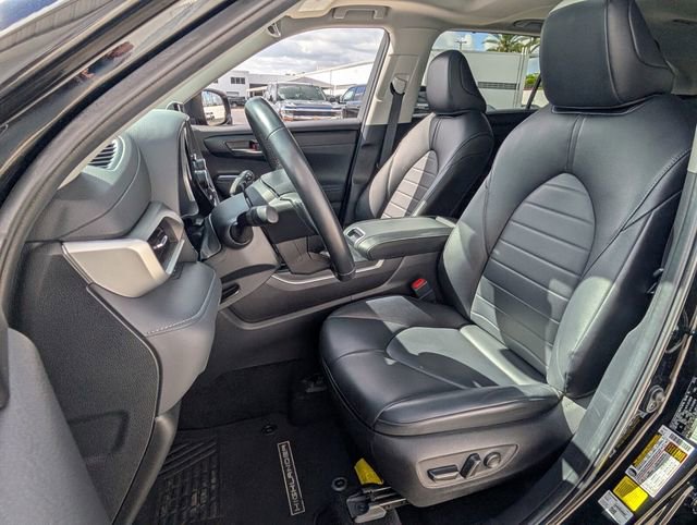 Used 2024 Toyota Highlander XLE image 7
