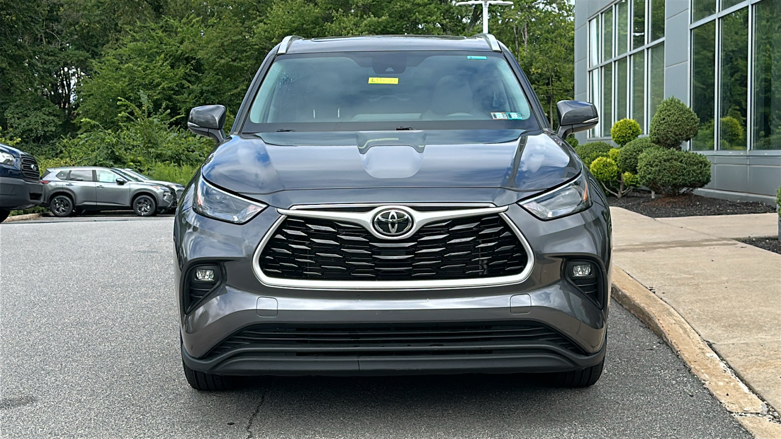 Used 2023 Toyota Highlander XLE FWD image 3
