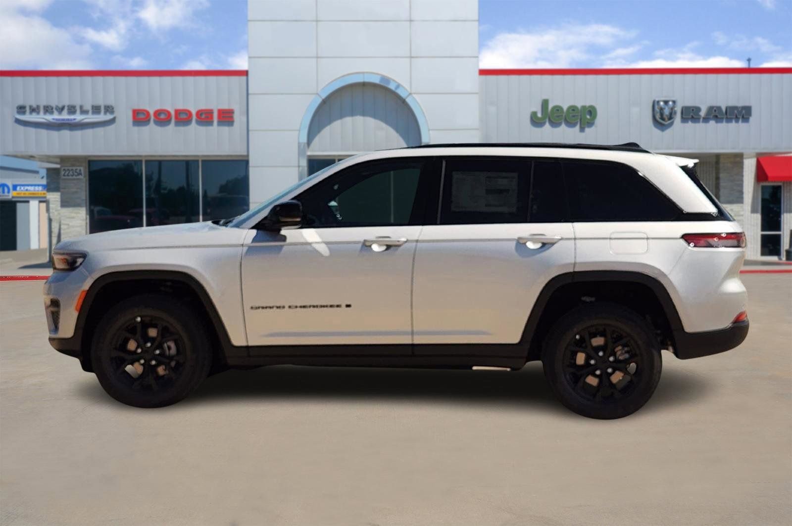 New 2025 Jeep Grand Cherokee Altitude image 3