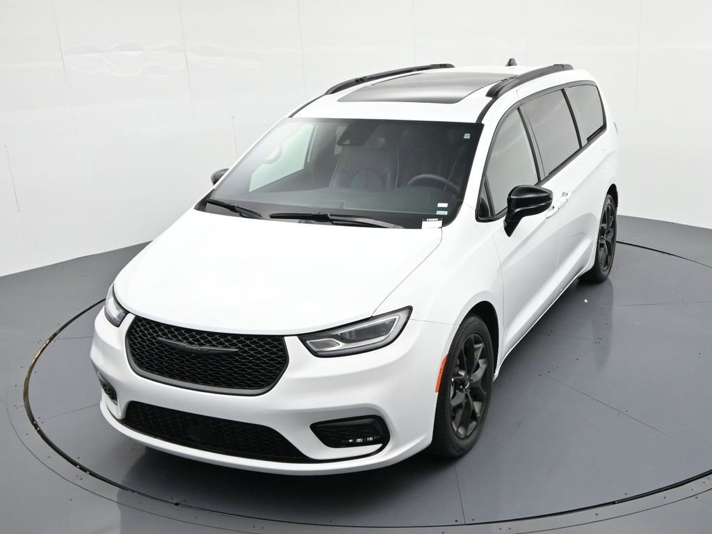 Used 2025 Chrysler Pacifica Limited image 29