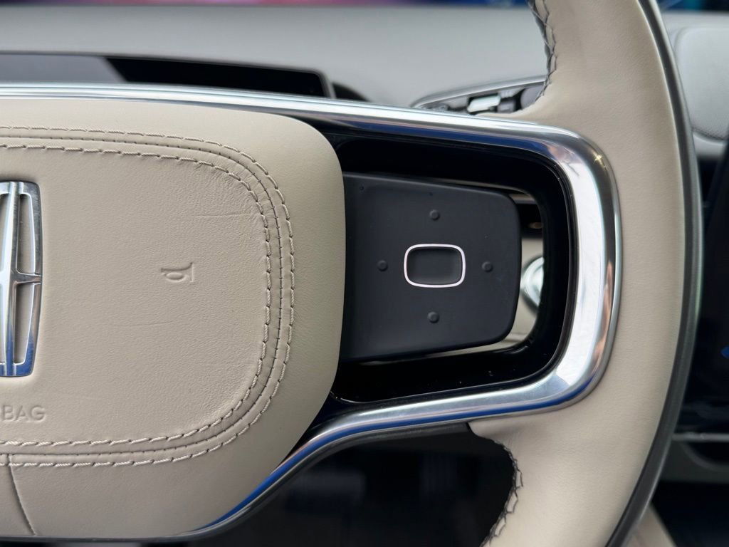 Used 2025 Lincoln Nautilus Premier image 21