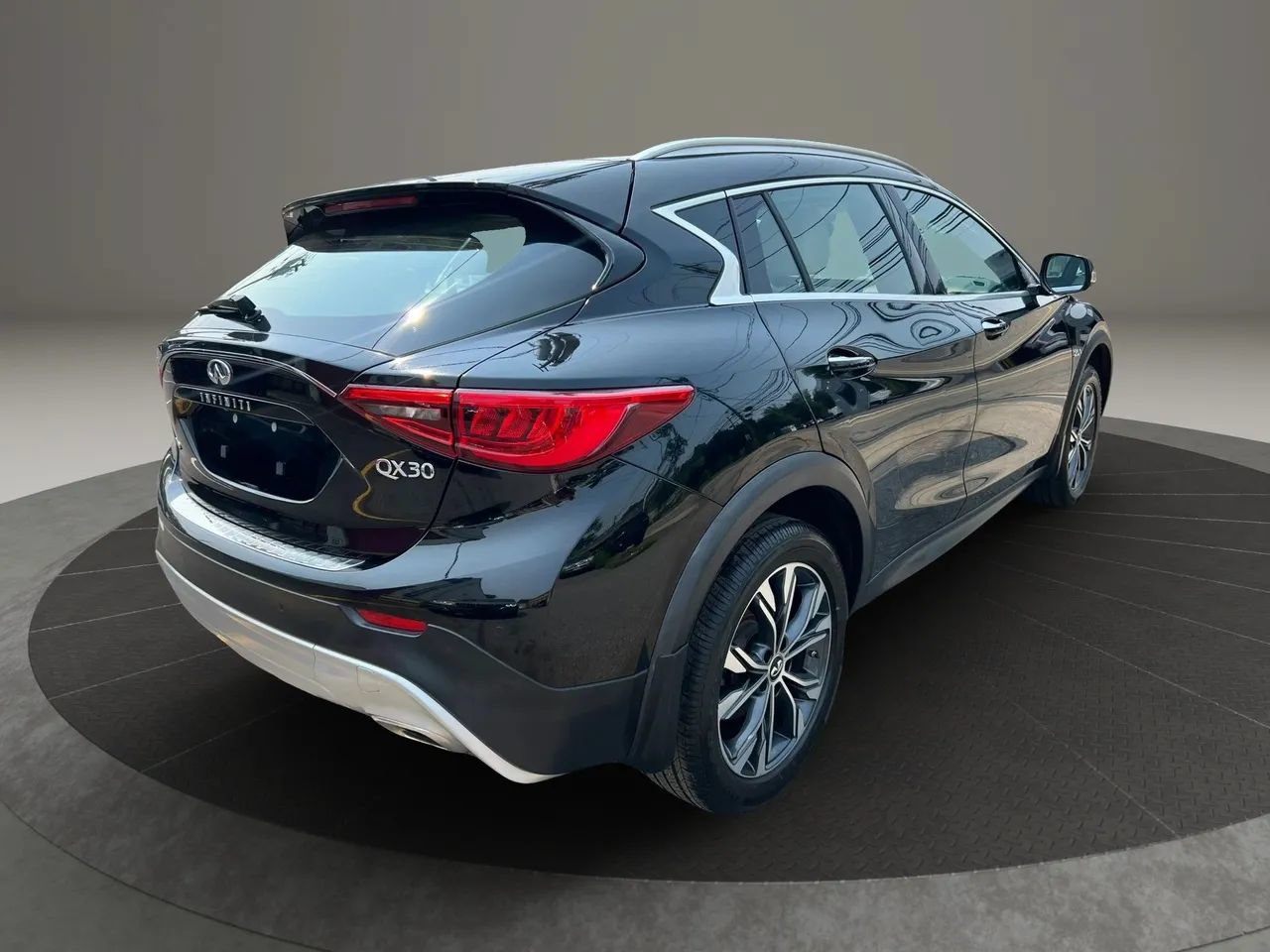 Used 2018 INFINITI QX30 Premium w/ Navigation Package AWD/4WD image 5