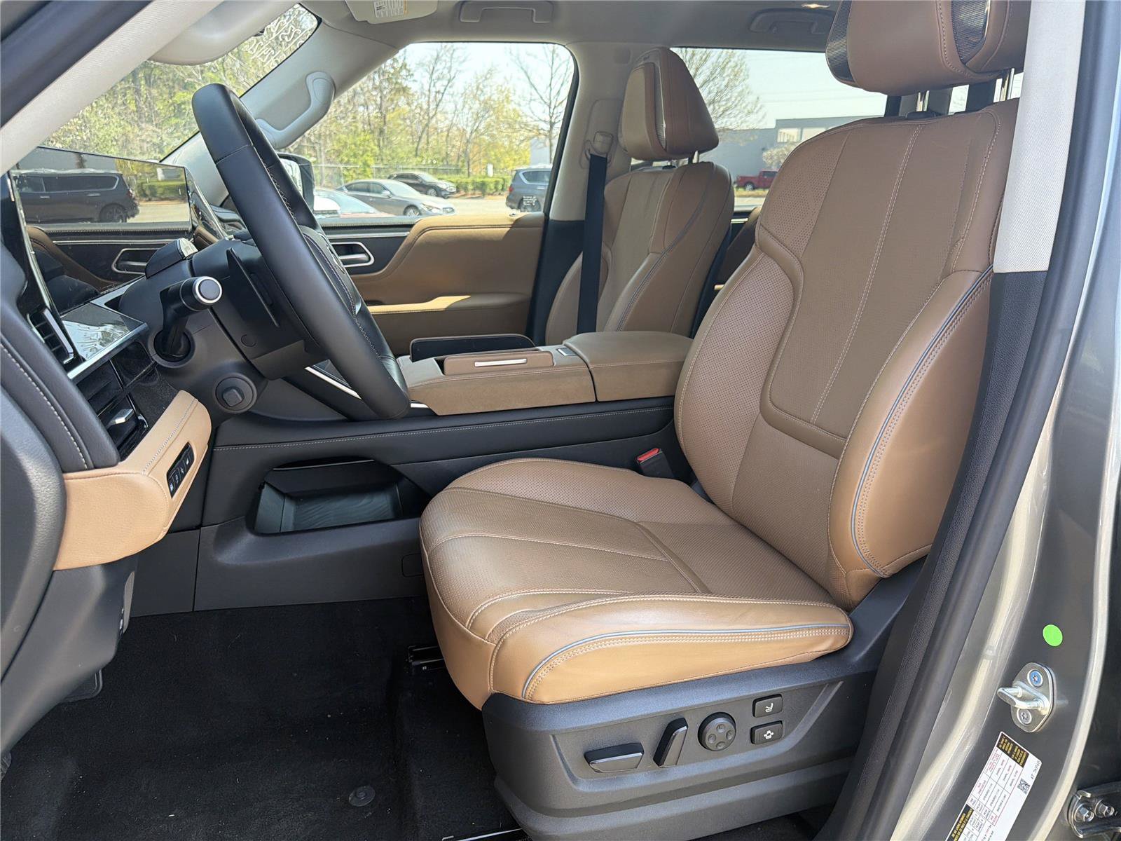 Used 2025 INFINITI QX80 Sensory AWD/4WD image 18
