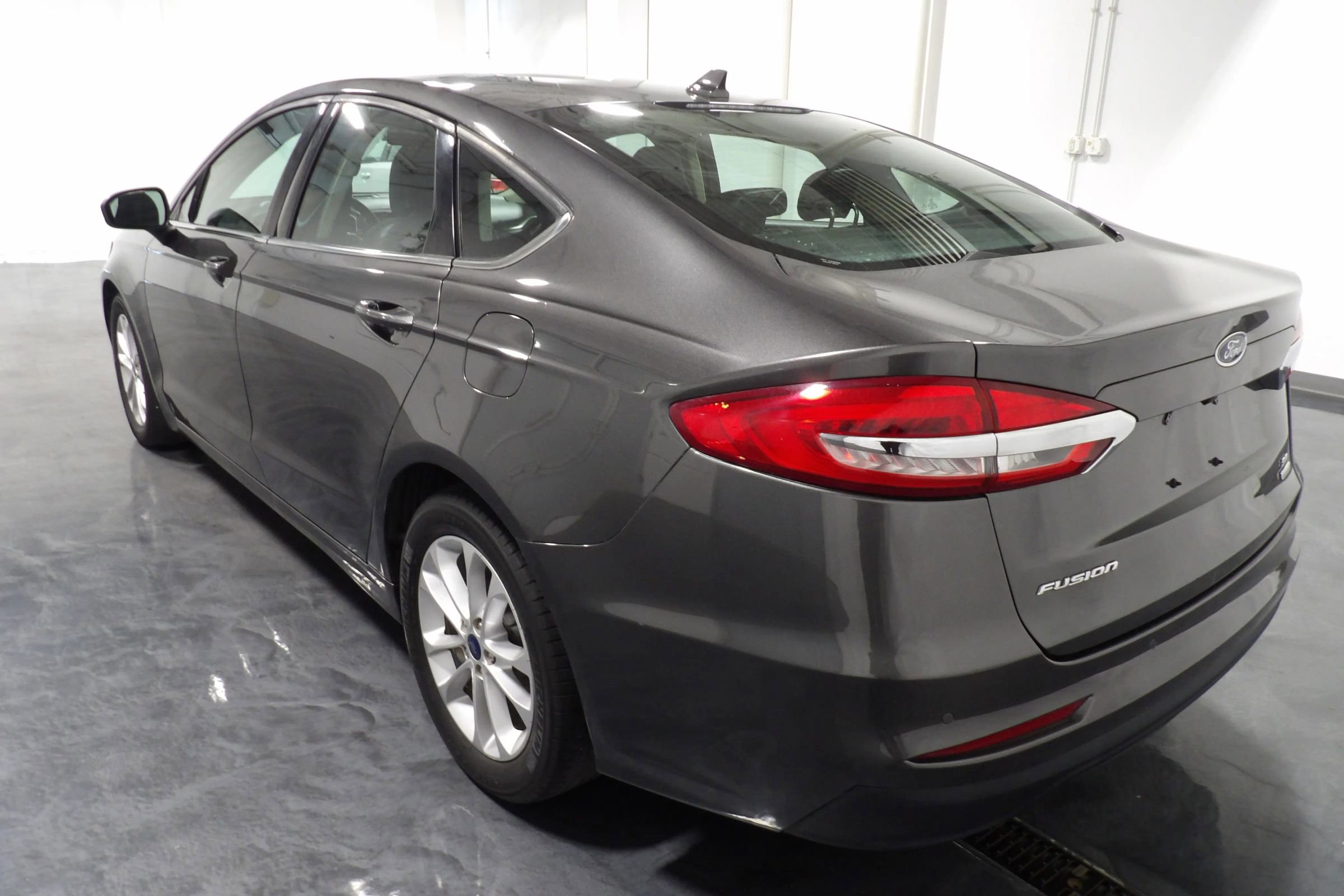 Used 2020 Ford Fusion SE image 3