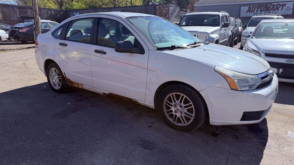 Used 2010 Ford Focus SE FWD image 1