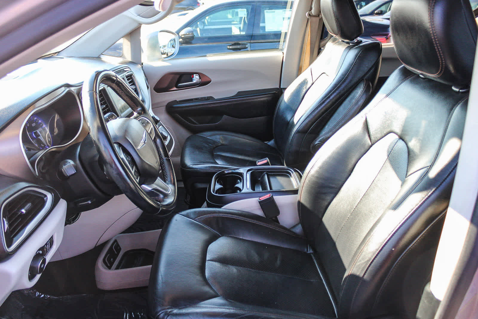 Used 2018 Chrysler Pacifica Touring-L image 17