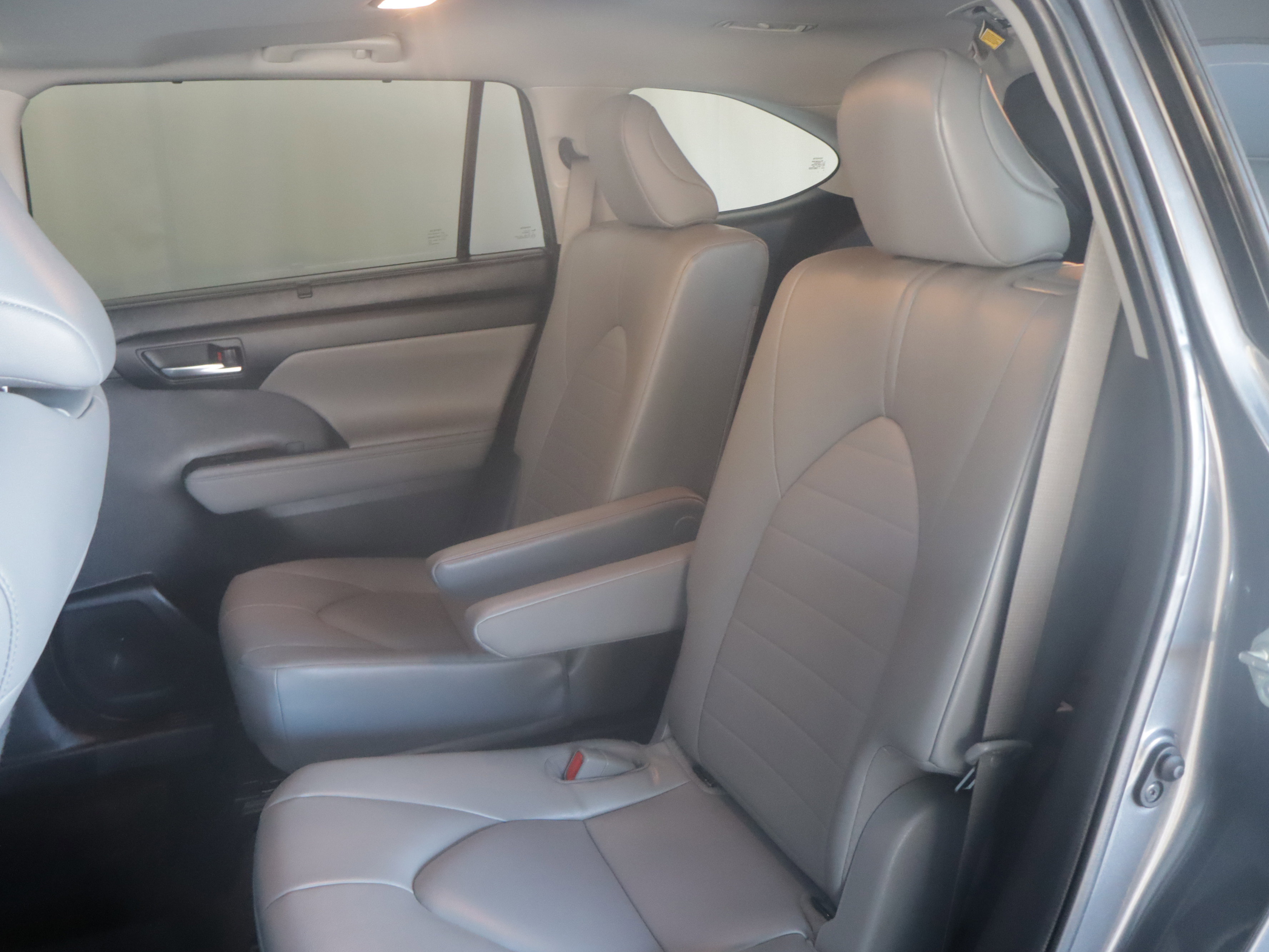 Used 2023 Toyota Highlander XLE image 28