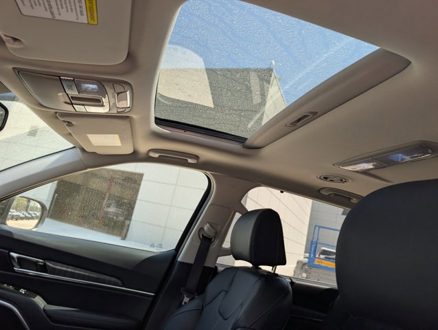 Used 2024 Kia Telluride EX w/ EX Captain's Chair Package image 17