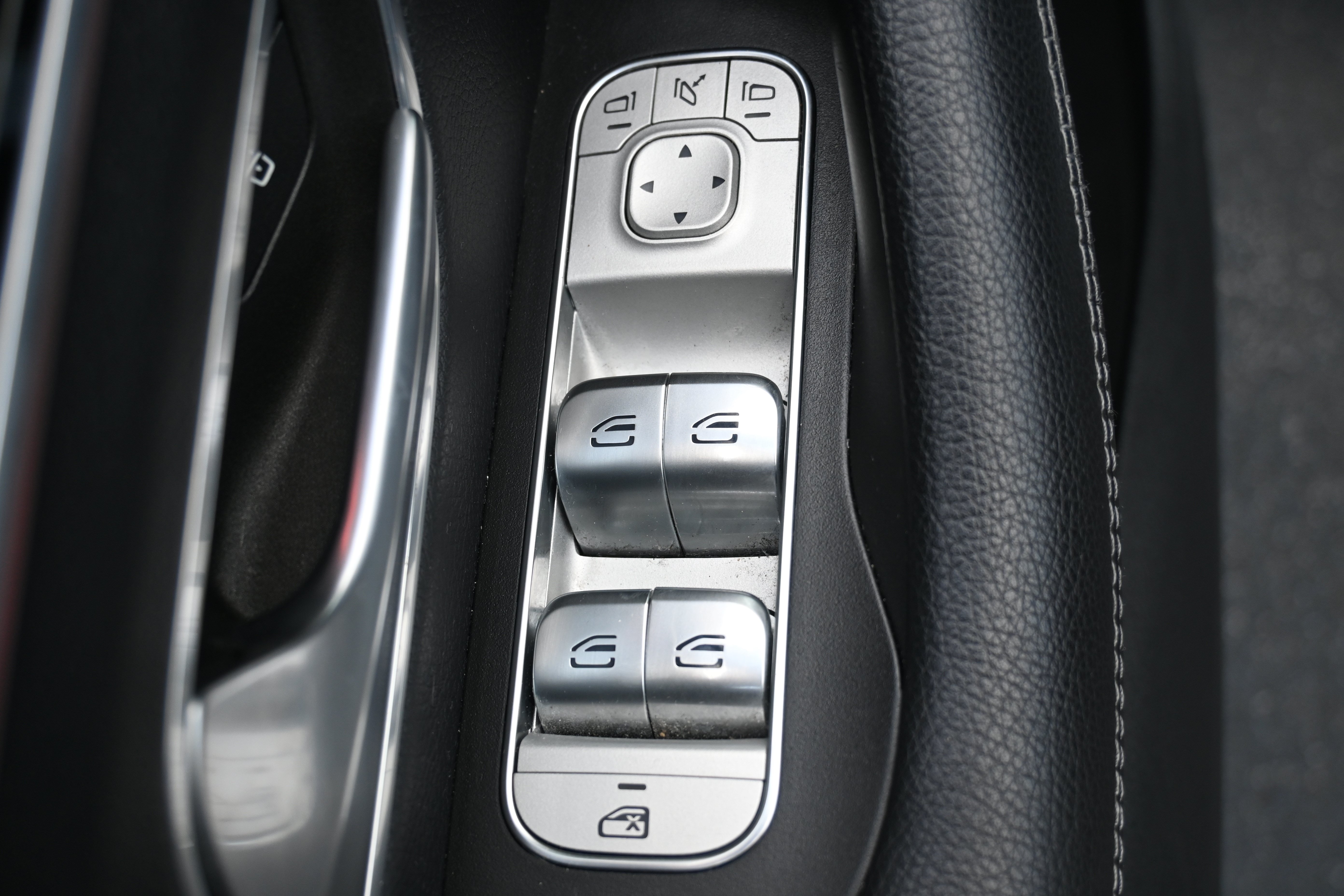Used 2024 Mercedes-Benz GLE 350 4MATIC w/ AMG Line Exterior image 15
