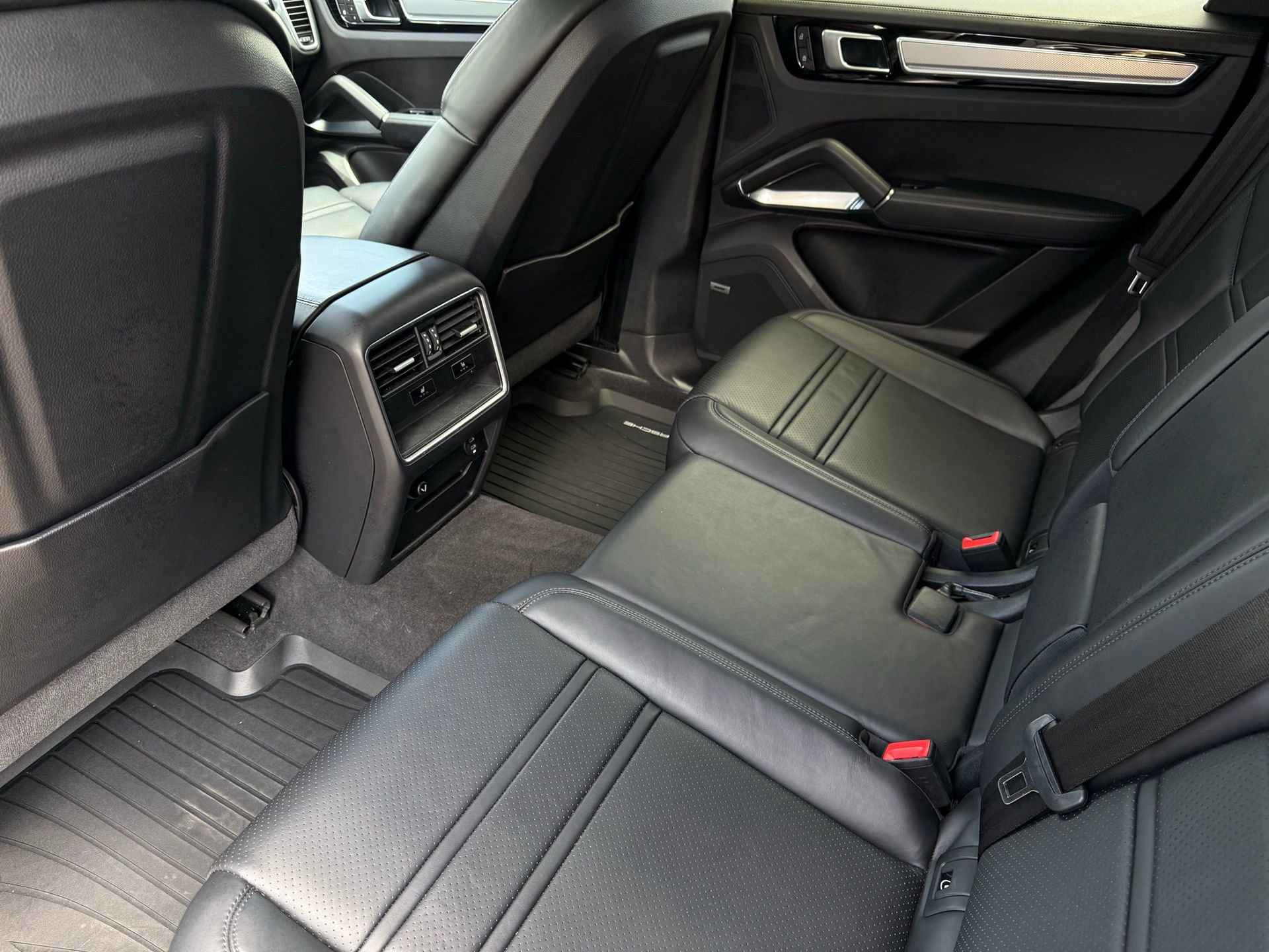 Certified 2022 Porsche Cayenne Turbo w/ Performance Package (PG2) AWD/4WD image 31