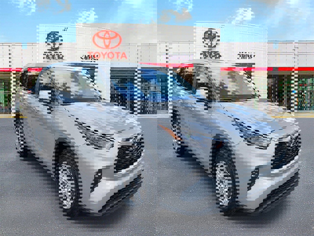 Used 2023 Toyota Highlander LE image 2