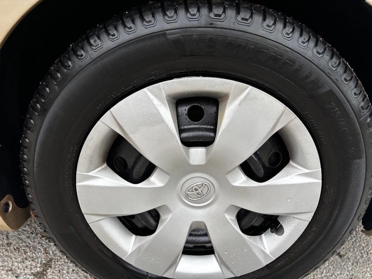 Used 2011 Toyota Camry LE image 14