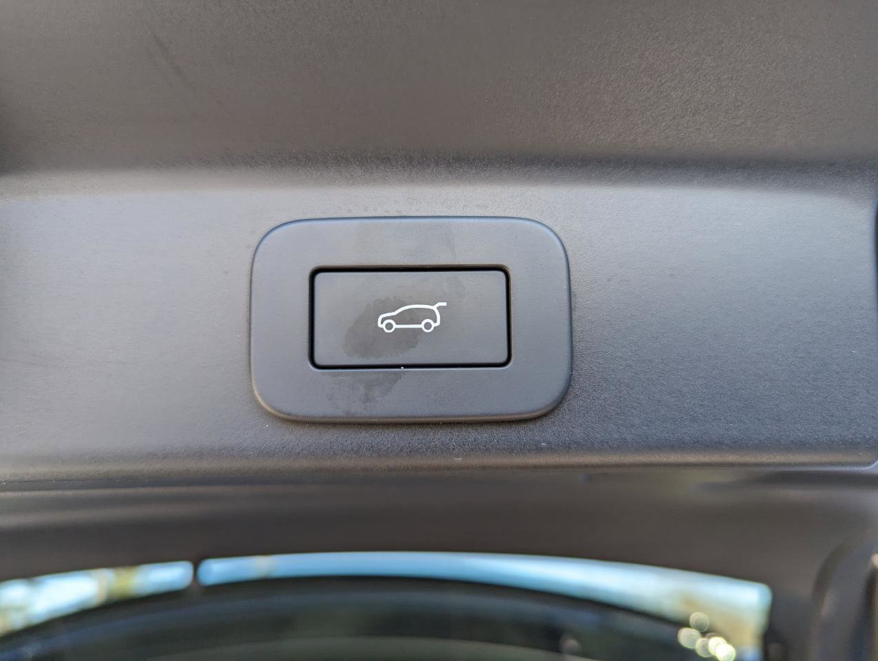 Used 2023 Jaguar F-PACE SVR image 47