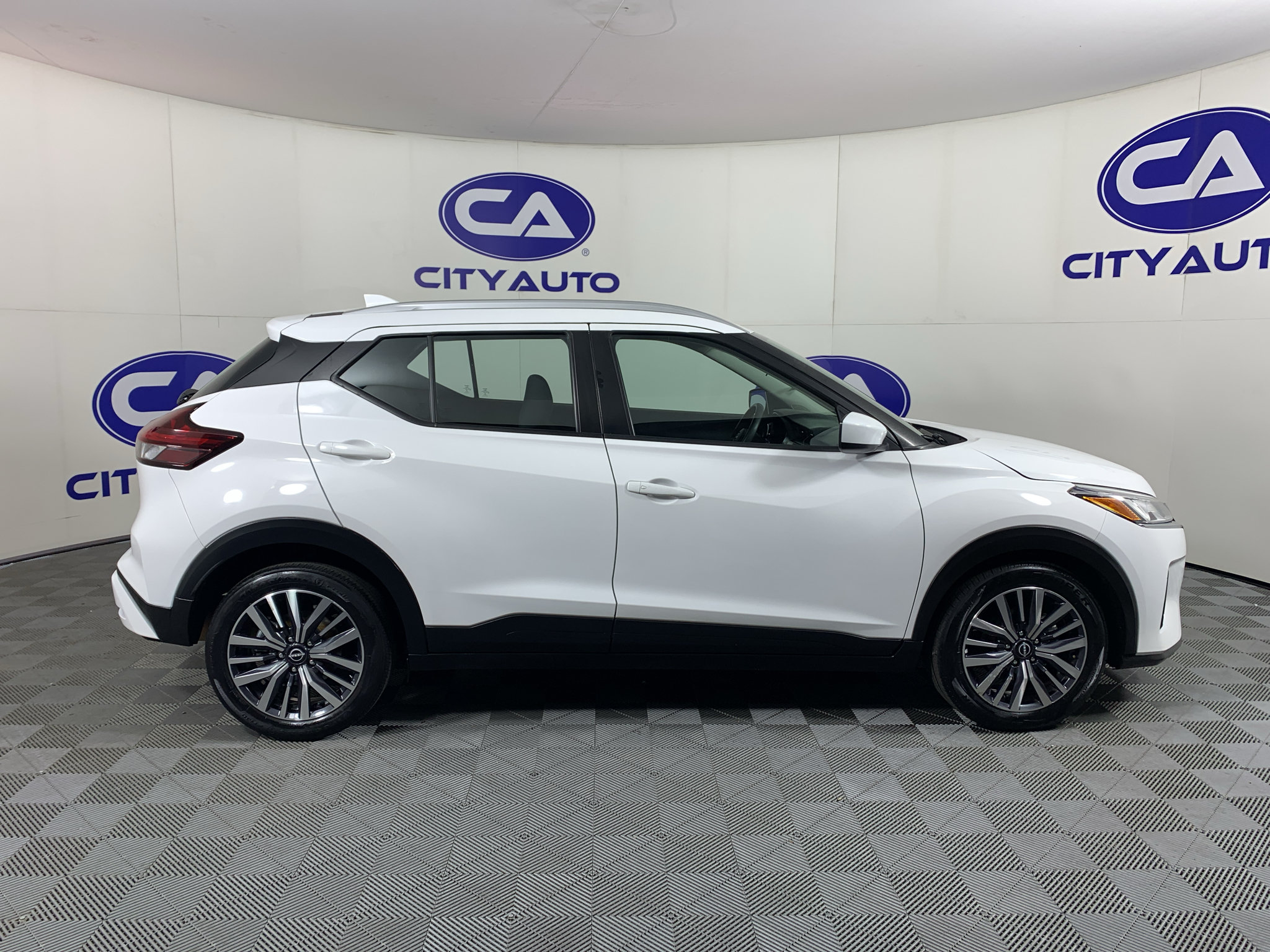 Used 2022 Nissan Kicks SV FWD image 2
