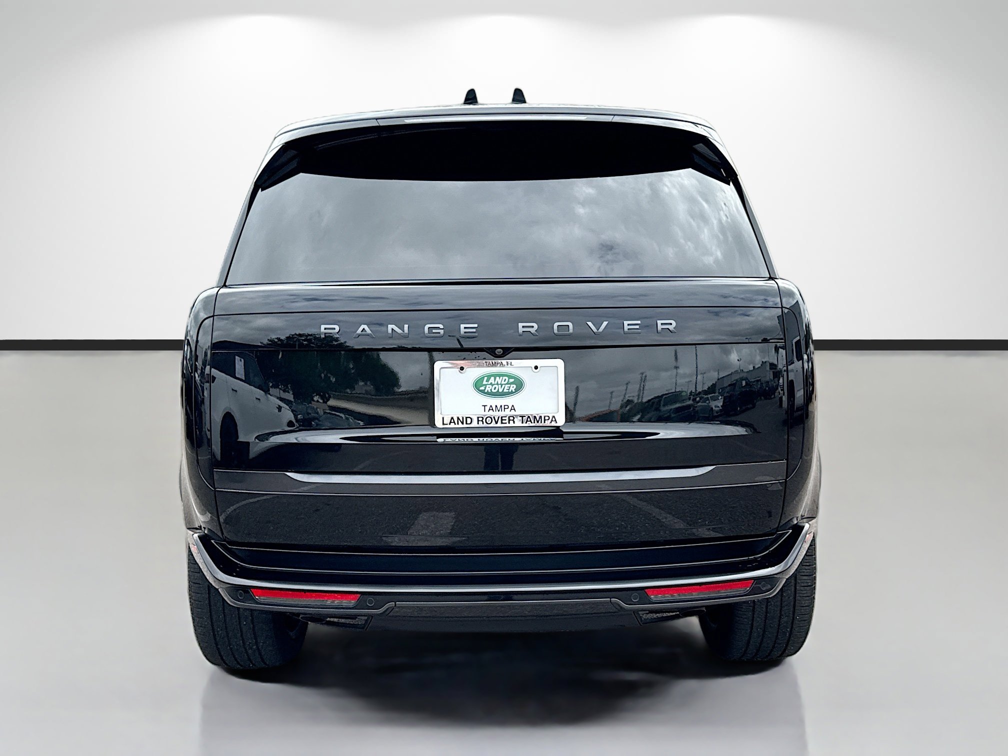 Used 2025 Land Rover Range Rover Long Wheelbase SE AWD/4WD image 4