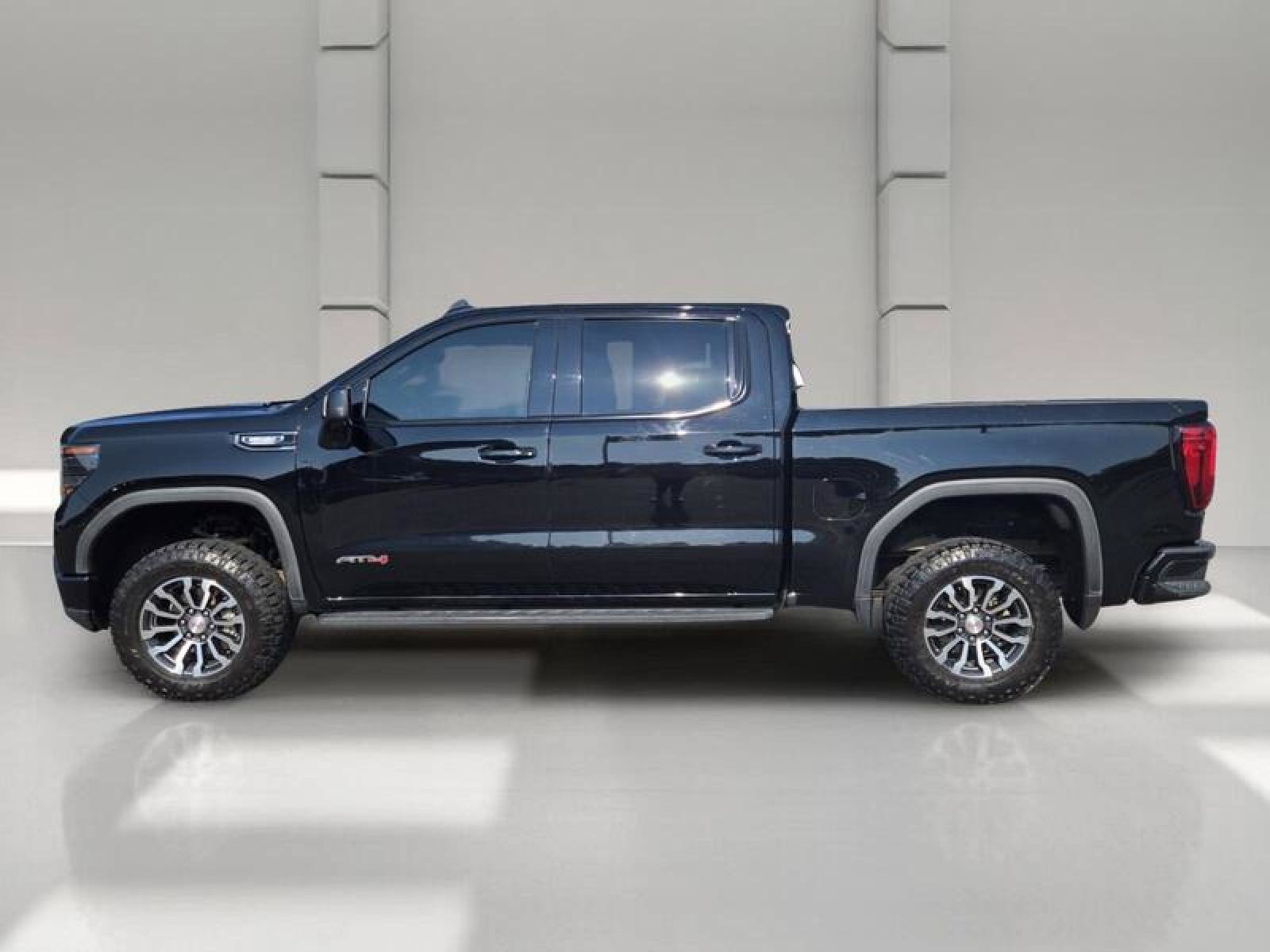 Used 2022 GMC Sierra 1500 AT4 w/ AT4 Premium Package AWD/4WD image 4