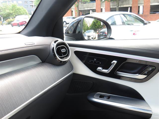 Used 2024 Mercedes-Benz GLC 300 4MATIC image 16